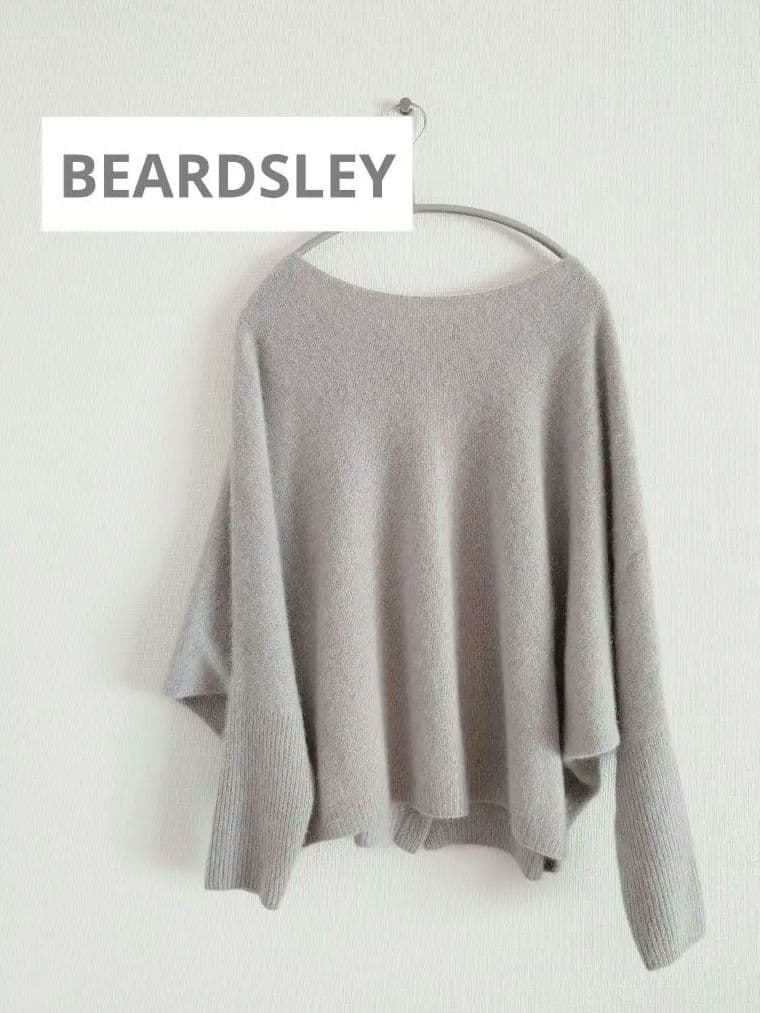 【BEARDSLEY】ビアズリー FOXウール後ろボタンニット ライトグレー BEARDSLEY（ビアズリー）の「FOXウール後ろボタンニット（カーディガン