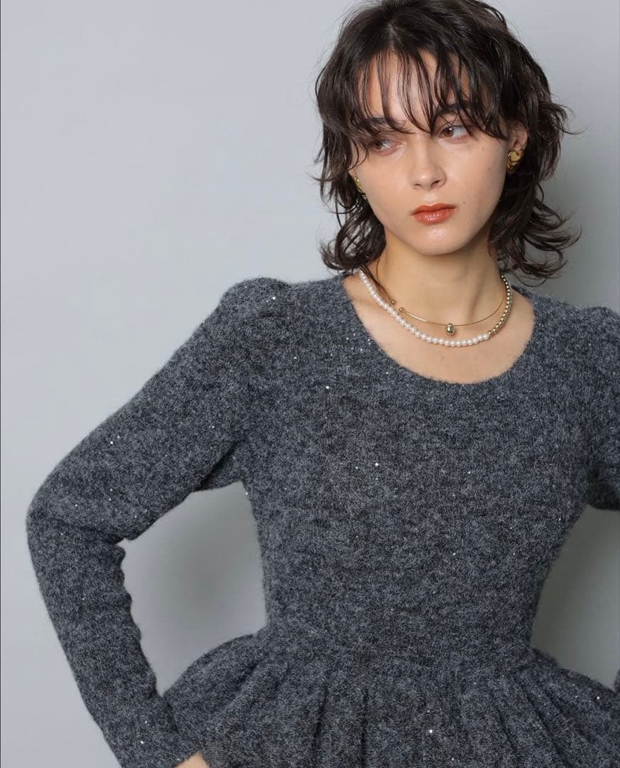 新品✨25AW CADUNE キラキラ ペプラム ニット チャコールグレー - メルカリ