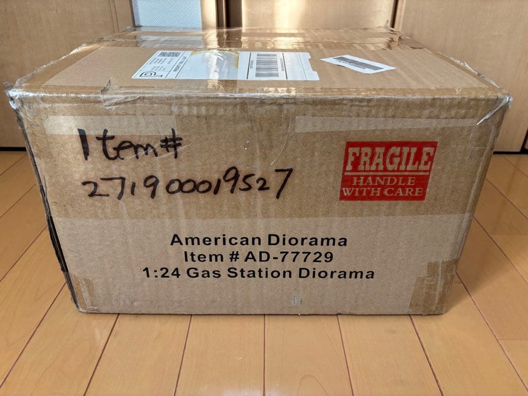 ミニカー American Diorama 1:24 Gas Station Dioram American Diorama Buildings - Gas Station Diorama w/ Working Light