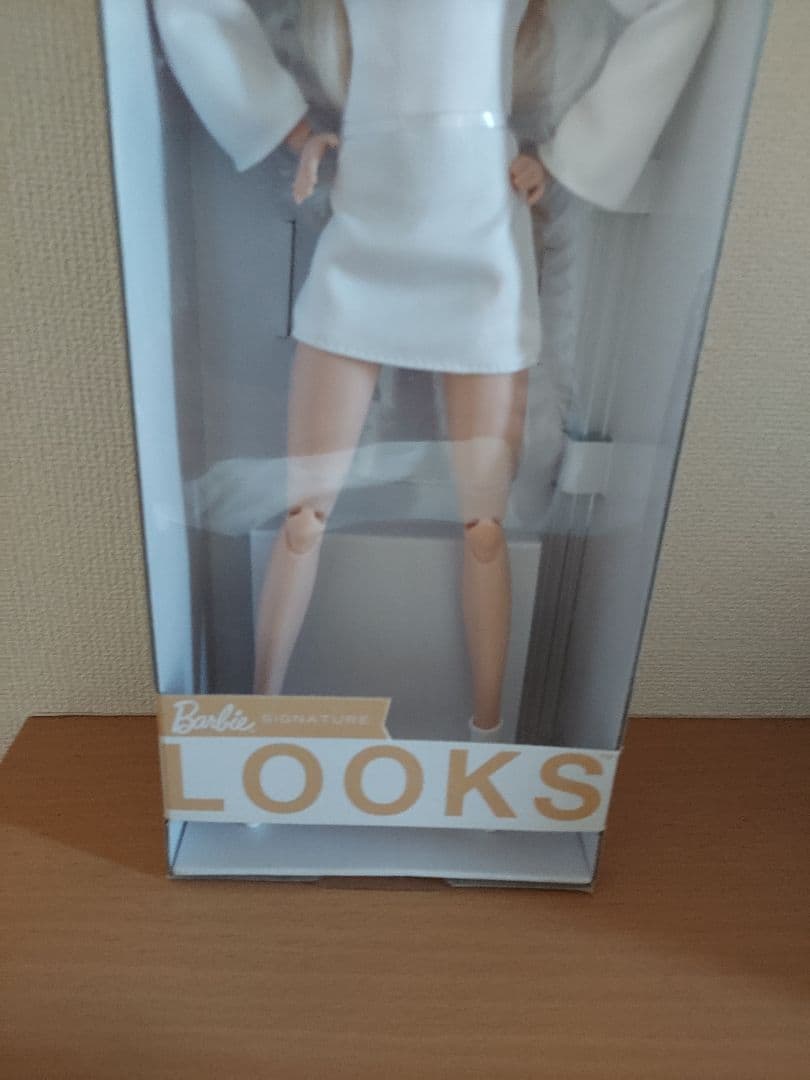 バービー人形　LOOKS　白　新品未使用未開封　レア