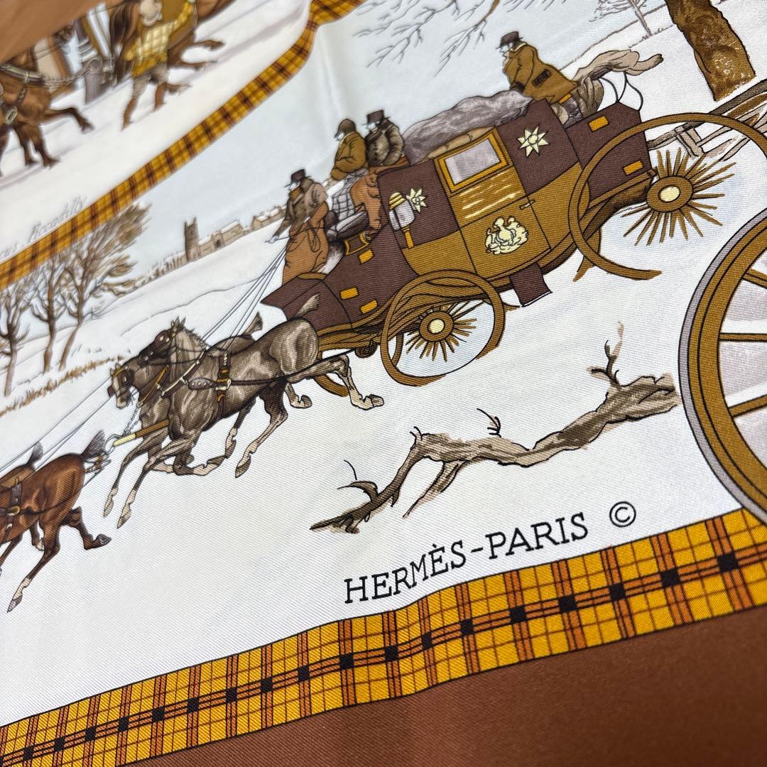 エルメス HERMÈS 馬車と雪景色 スカーフ ヴィンテージ 2024 SS 新作【HERMES】ツイリー《馬車の変遷》 (HERMES/スカーフ