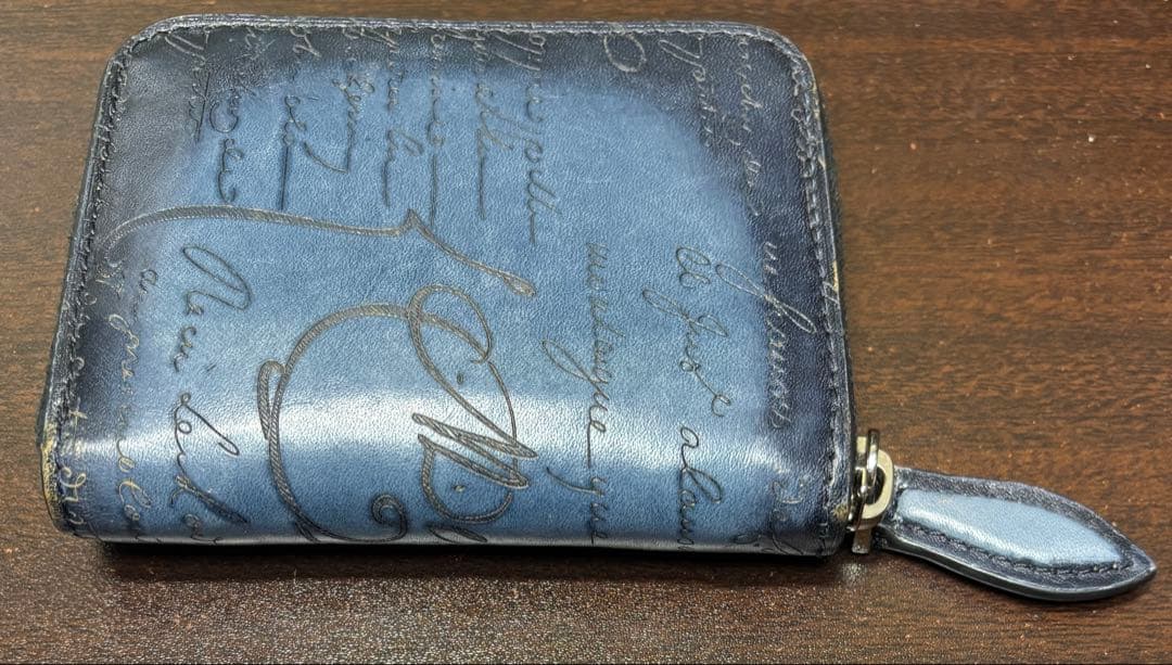 【ベルルッティ】限定色ダークブルー　ワパ　スクリプトレザー　ケース　財布 Berluti】ベルルッティ『マコレ スクリットレザー ウォレット』メンズ