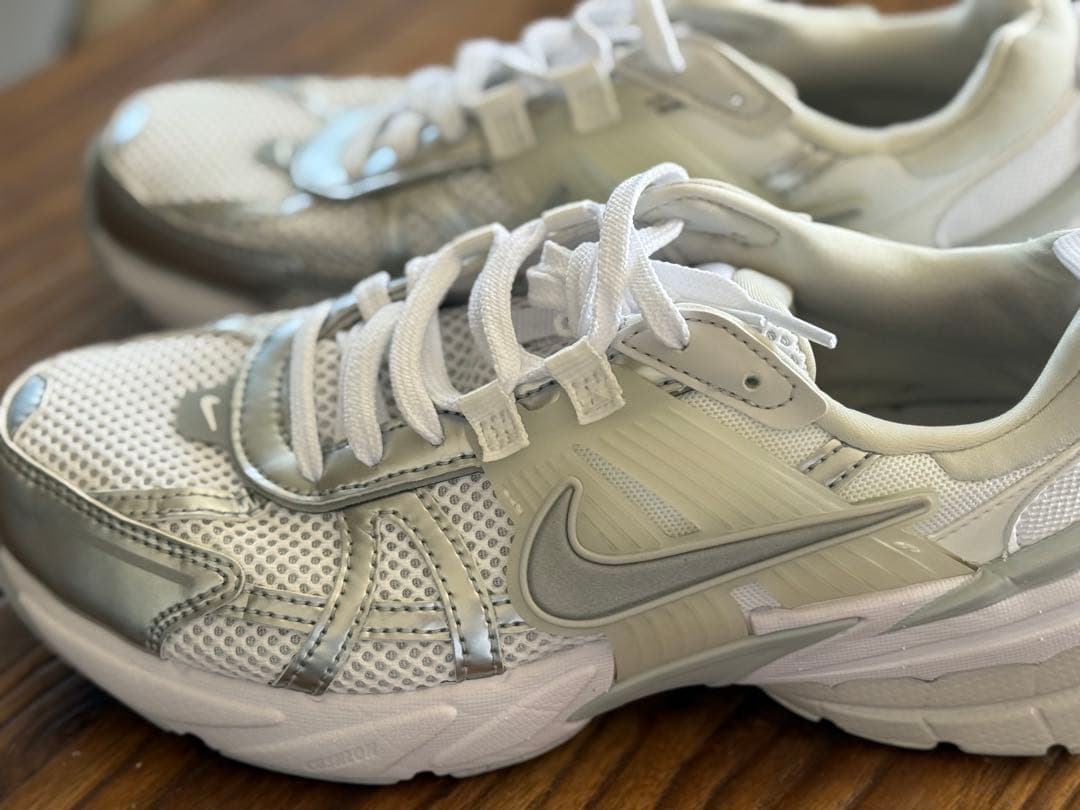 ナイキ V2K ラン　23.5cm ホワイト　シルバー