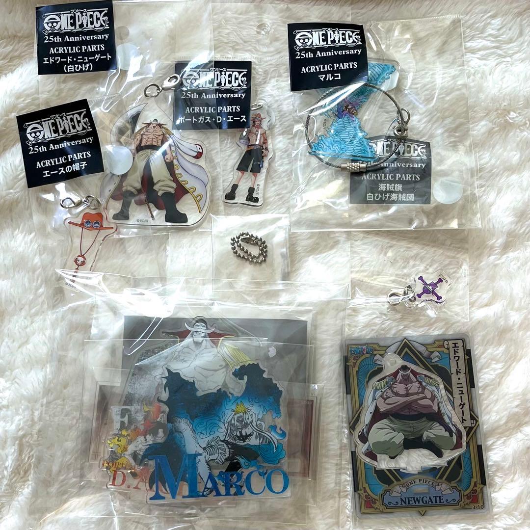 ONE PIECE マルコ　アクスタ、キーホルダー、トランプ、フィギュア　など