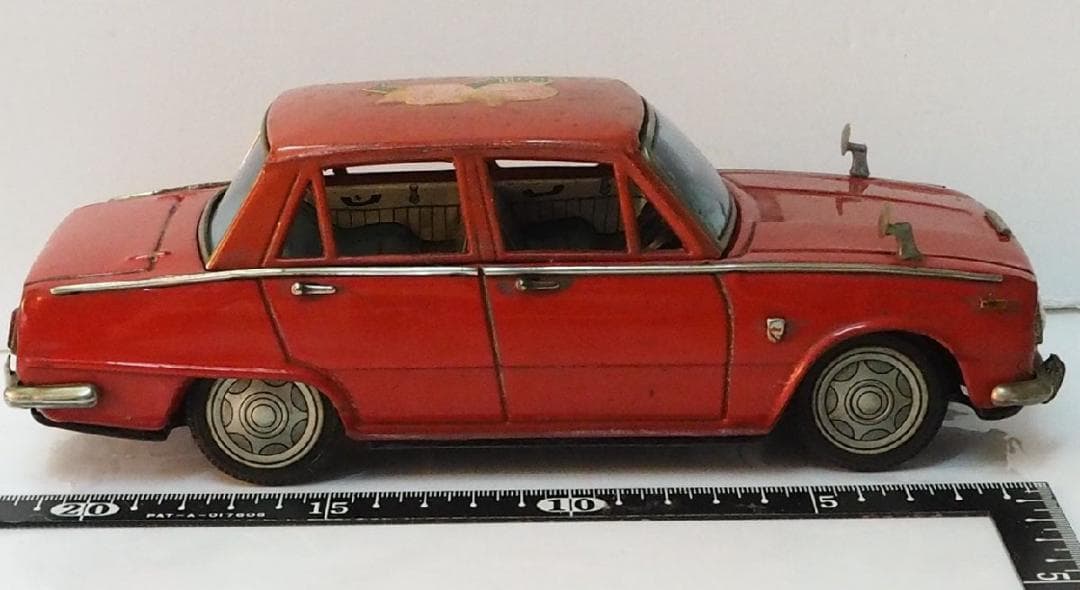 萬代屋【イスズ ベレット 1500 デラックス 赤】ブリキ製ミニカー TIN箱無