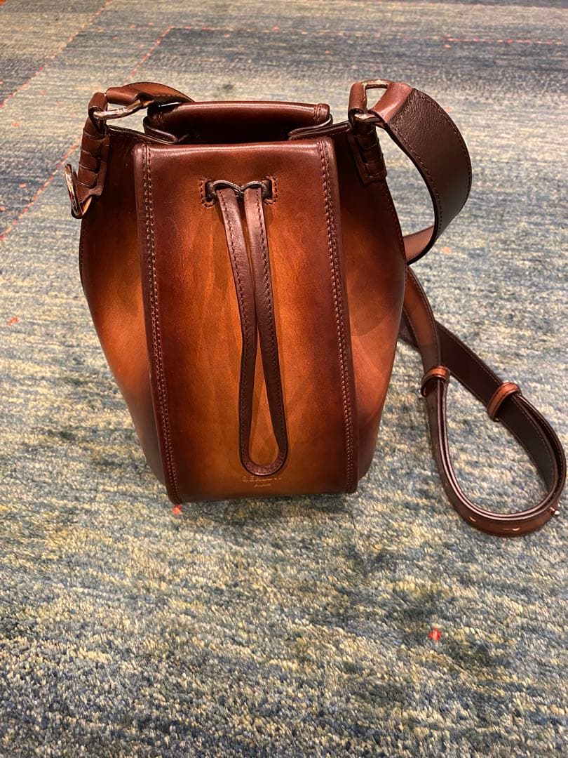 値下げ 美品 ベルルッティ ナムソス レザーメッセンジャー - メルカリ