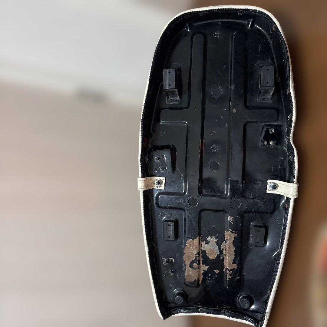 スズキGT750 カスタムフラットシートベージュ - メルカリ