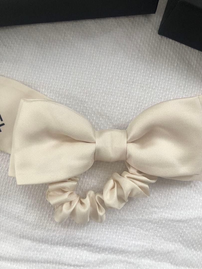 CHANEL アイボリー リボンヘアゴム スズ，グランマ様こ専用。 - メルカリ