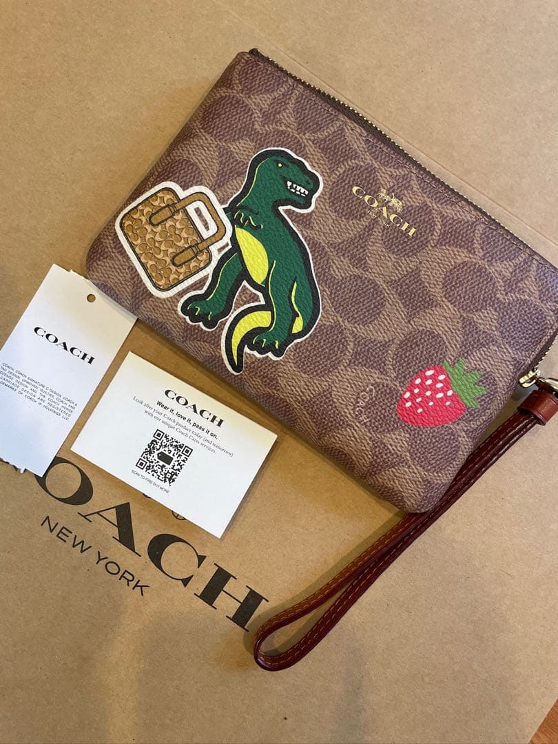 COACH/CW856】ポーチ ステッカープリント恐竜 いちごダイスダイナソー