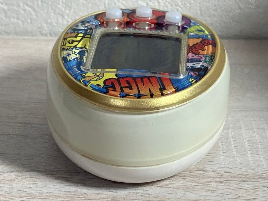 Tamagotchi 4U ホワイト　ゴールド　アメコミカバー　たまごっち