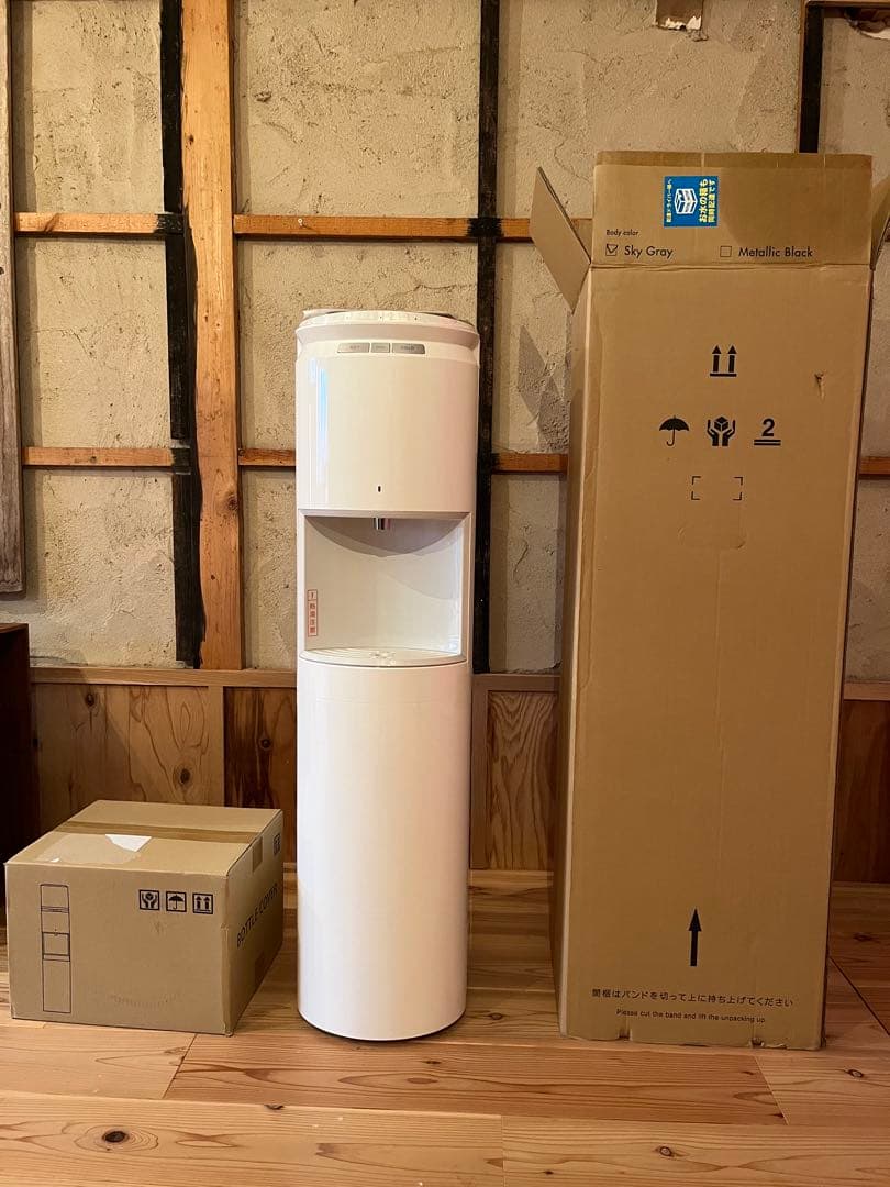 ウォーターサーバー　ボトルカバー付き Amazon.co.jp: ウォーターサーバー 水（ガロンボトル）が備蓄水の