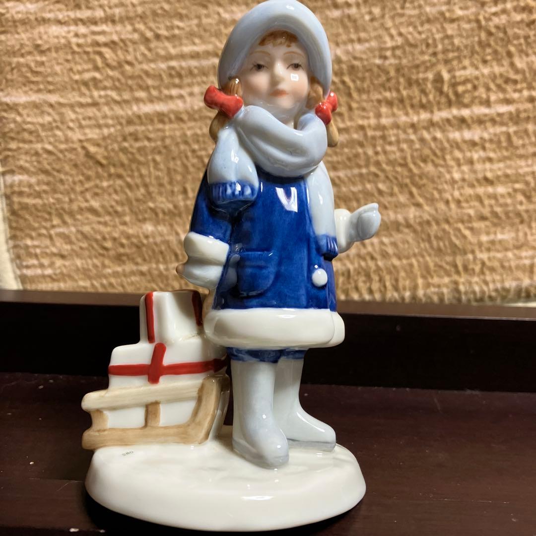 ロイヤルコペンハーゲン　 冬の少女とクリスマスプレゼント デンマーク ロイヤルコペンハーゲン（Royal Copenhagen） プレゼントを