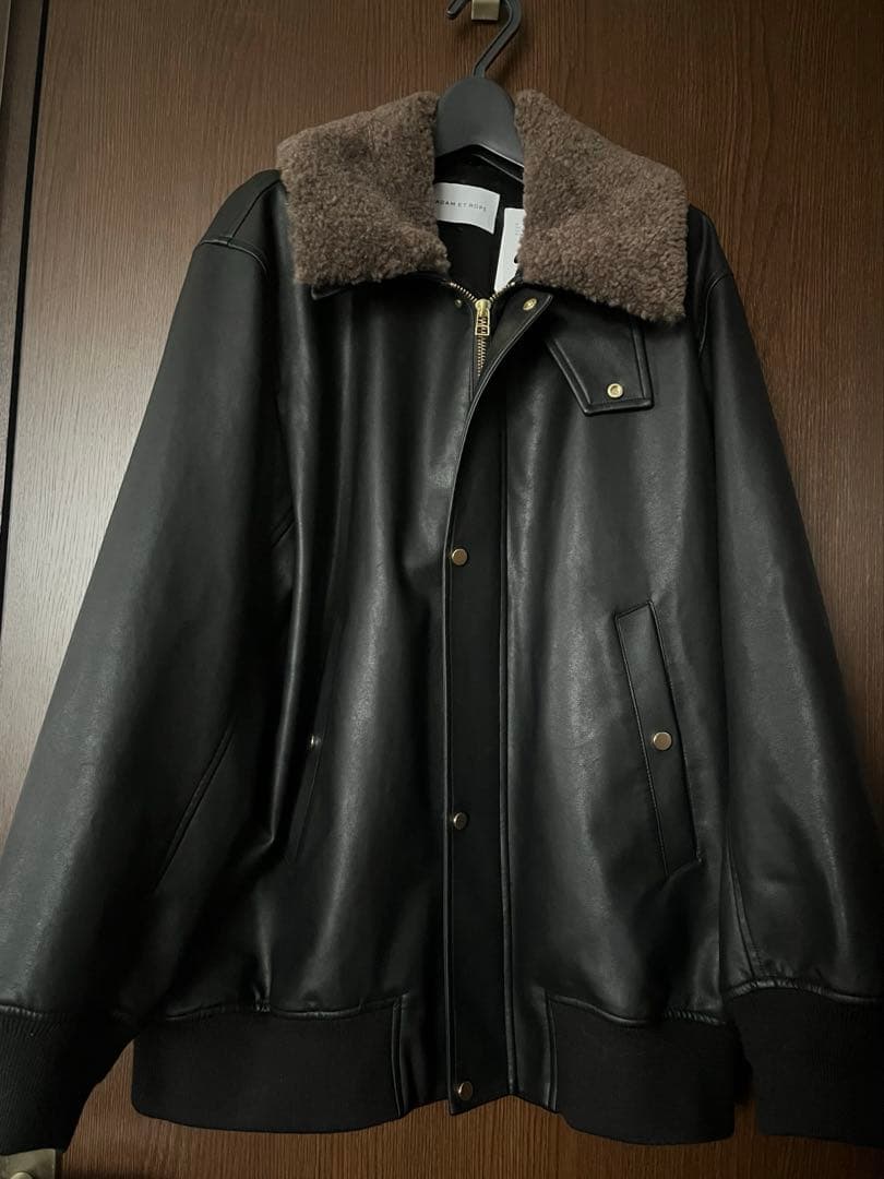 新品】 アダムエロペ シンセティックレザーフライトジャケット 黒