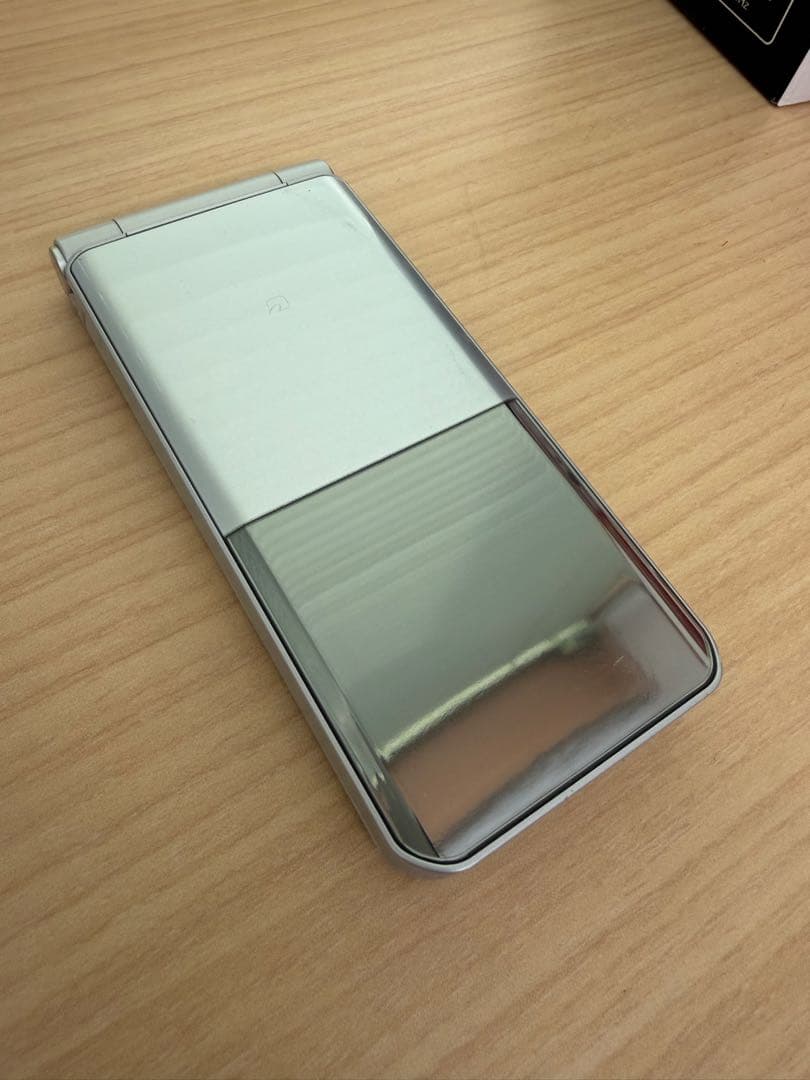 docomo arrows F-03L シルバー折りたたみ式 - メルカリ