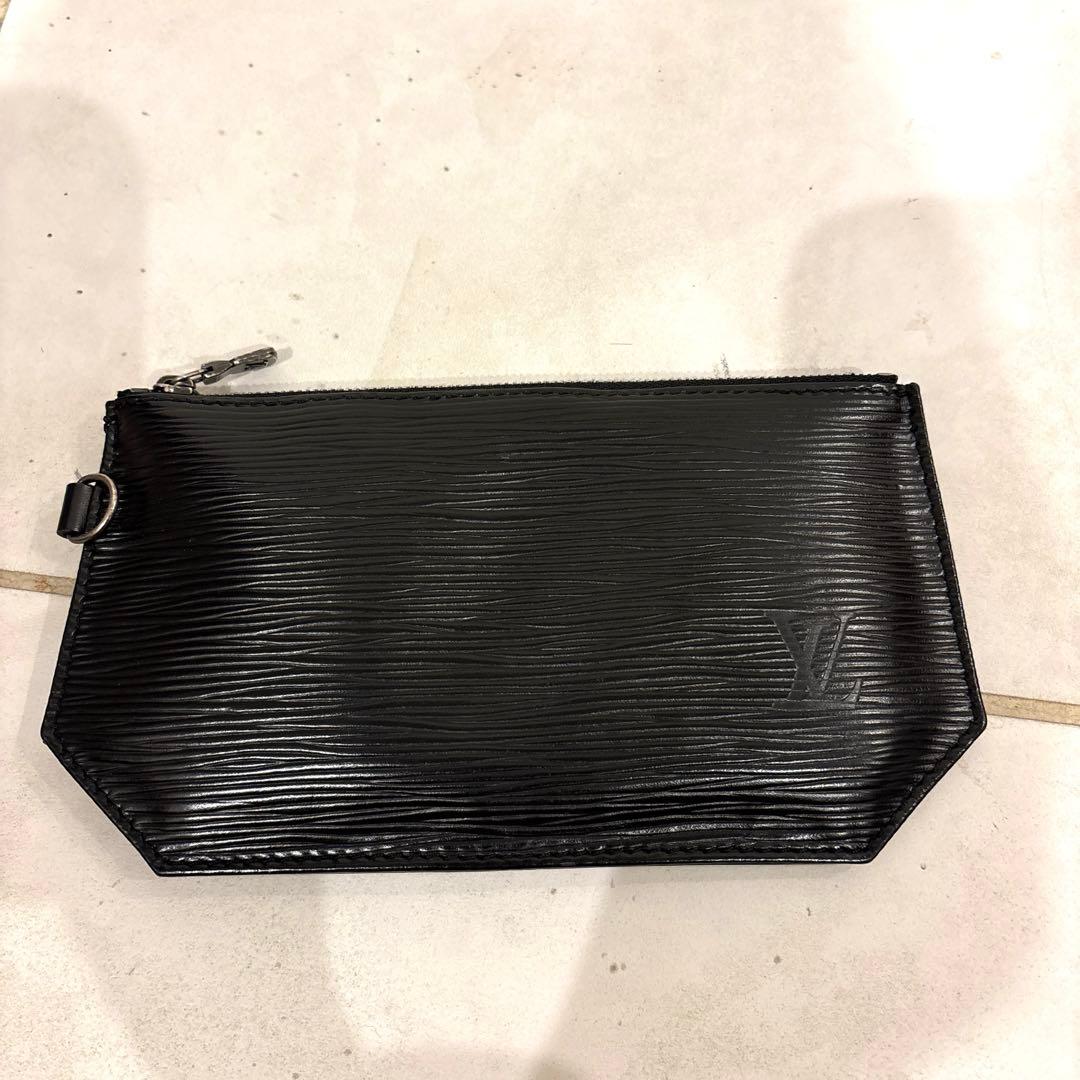 Louis Vuitton エピレザー ブラックポーチ Louis Vuitton easy pouch on strap in black epi leather – Lady