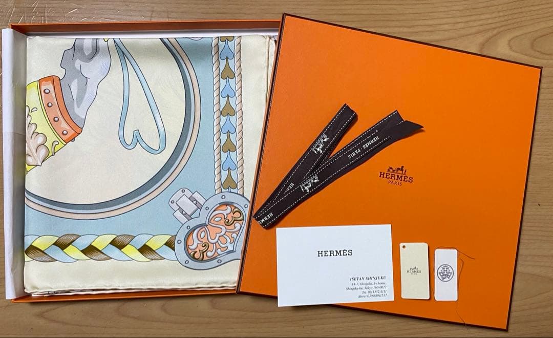 HERMES エルメス　スカーフ　カレ 90 《アルネ・ドゥ・クール》