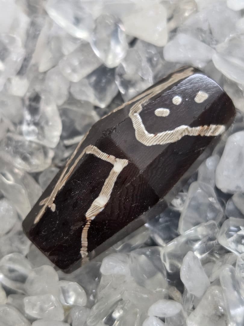 084　天珠　魔女伝説天珠　Eched carnelian　dzibeads！