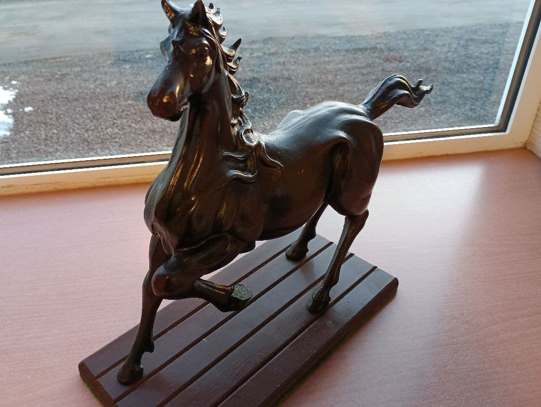 馬の金属彫刻 黒色 木製台座付き - メルカリ