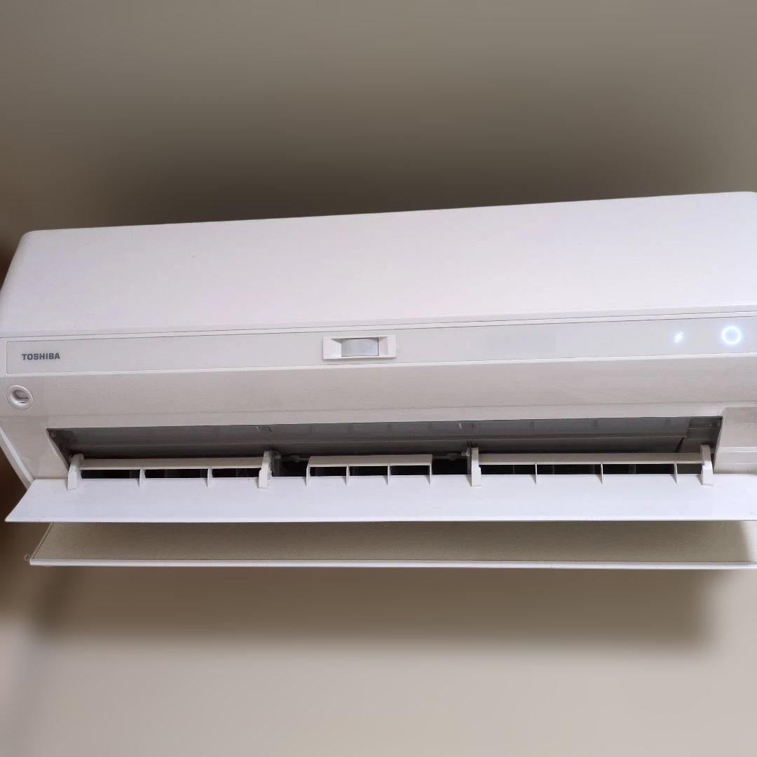 TOSHIBA 壁掛けエアコン 本体 ホワイト 東芝25型お掃除機能付。リモコン TOSHIBA 壁掛けエアコン 本体 ホワイト 東芝25型お掃除機能付
