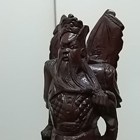 関羽の木彫り彫刻 Amazon｜三国志 木彫り関公 関羽 木像 木製フィギュア 関羽像 財神