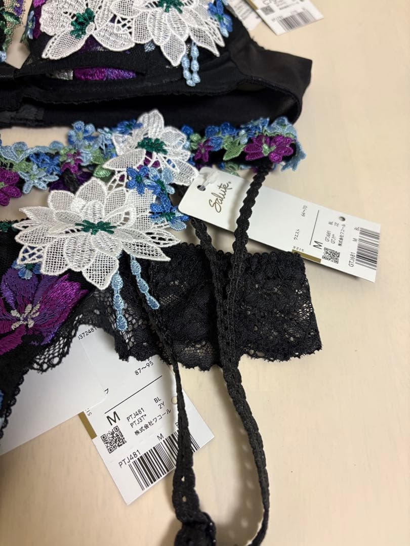 R*☆様 最安値！　希少　サルート　81 ブラック　C70 M Mちはやふる　B