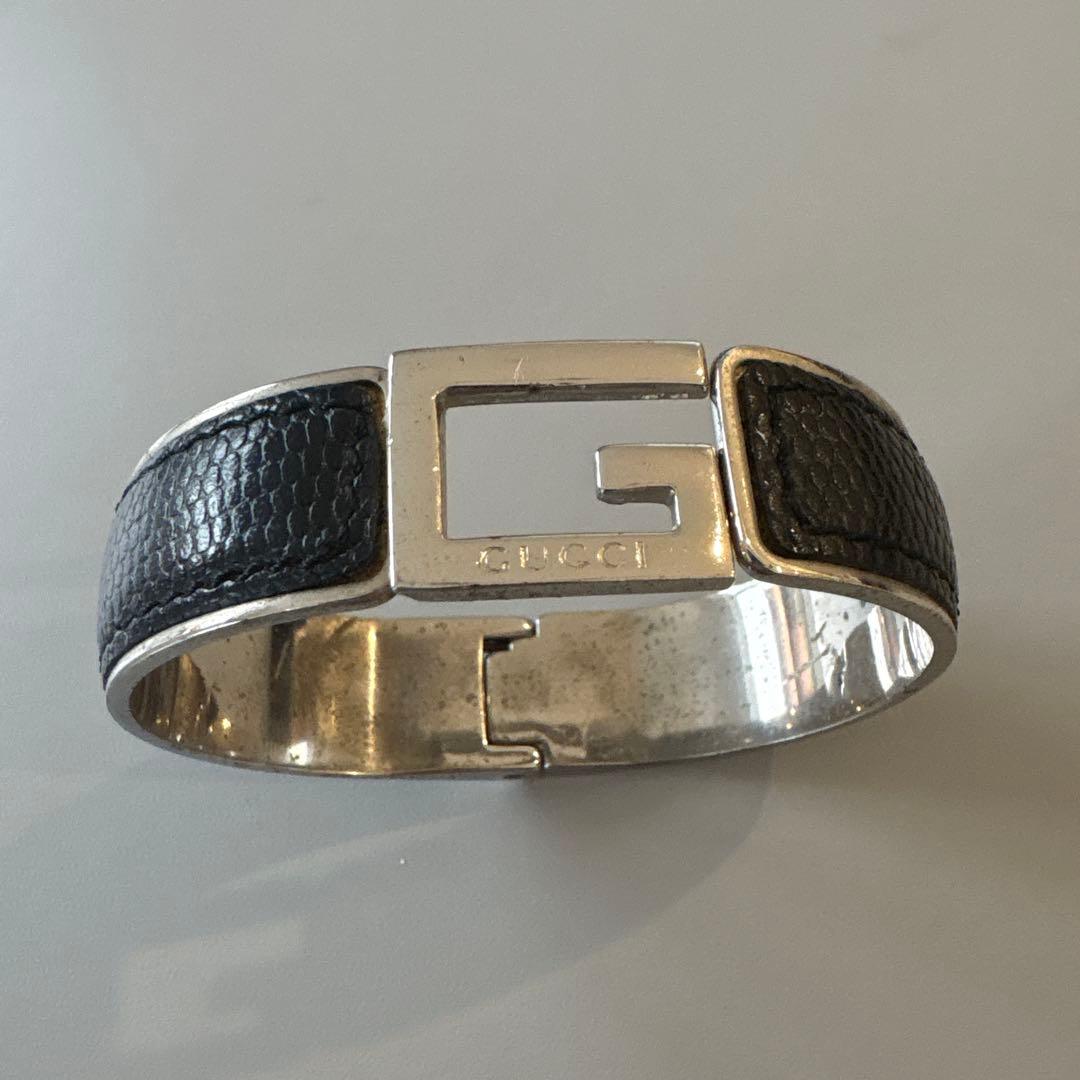 GUCCI ロゴ入りバングル 黒 - メルカリ