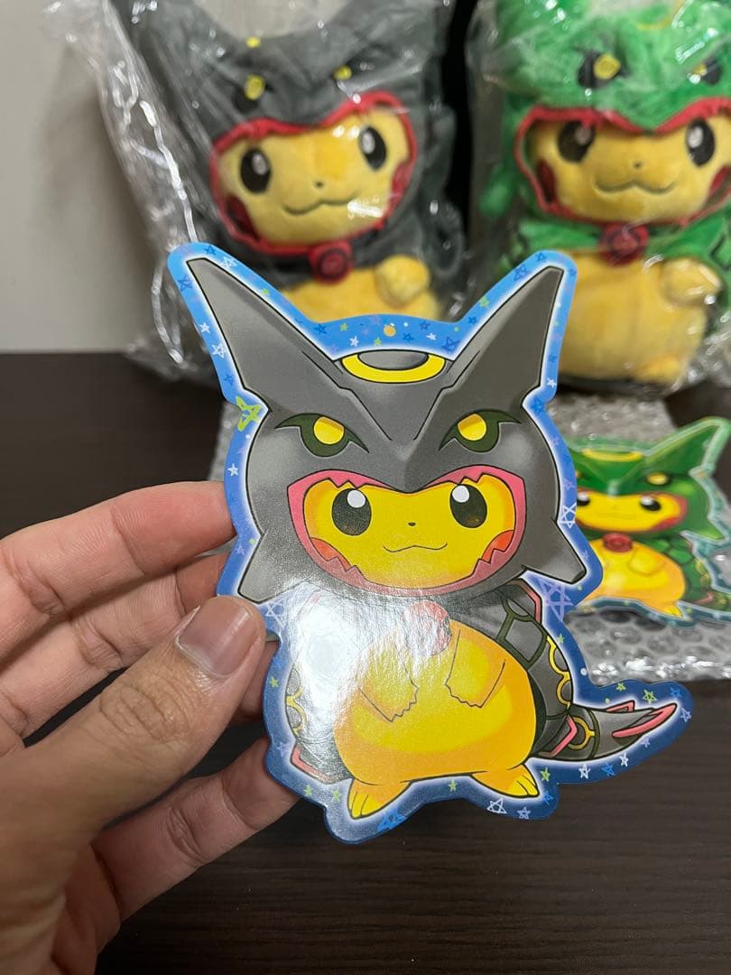 ポンチョを着たピカチュウ　レックウザと黒いレックウザのぬいぐるみ