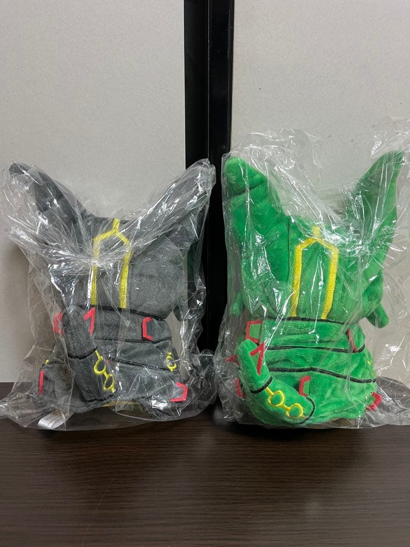 ポンチョを着たピカチュウ　レックウザと黒いレックウザのぬいぐるみ
