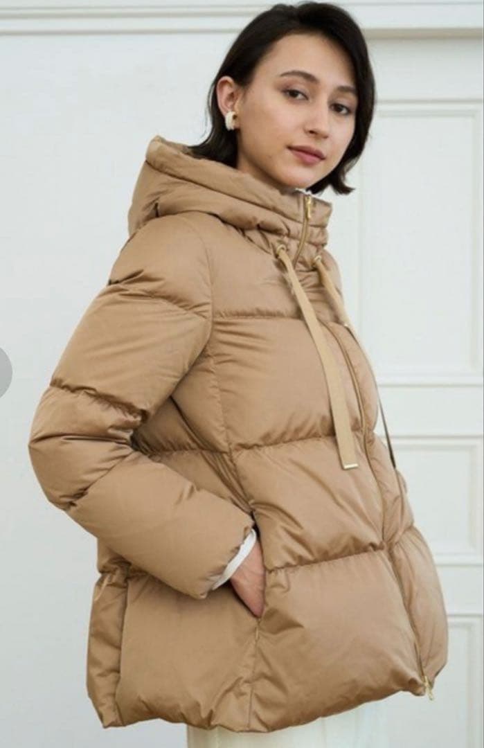 ★ANAYI★フード付きダウンジャケット　ゴールド ANAYI（アナイ）の「ソロサテンAラインダウンコート（ダウン