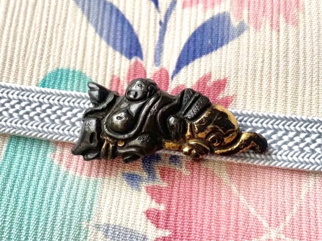 金工　帯留め　アンティーク　布袋尊　彫金　七福神　目貫　前金具 KM069 布袋様 七福神 ミニ仏像 置物 布袋尊 真鍮 開運 縁起物 金運