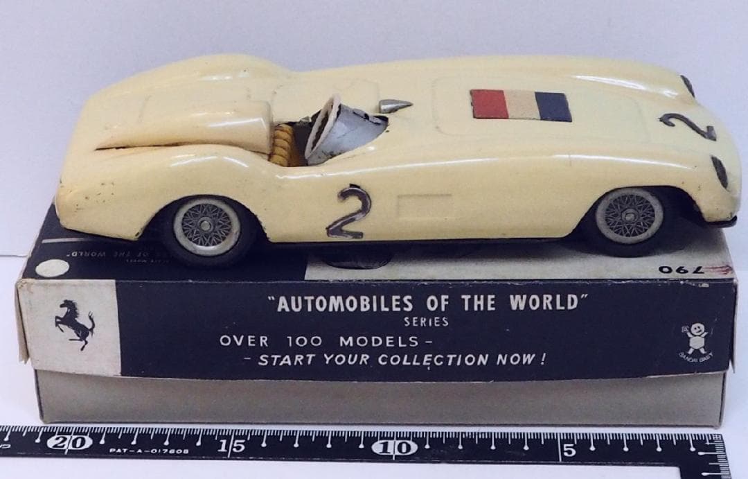 萬代屋【 フェラーリ813 白(窓改造)】ブリキtin toy car箱はコピー