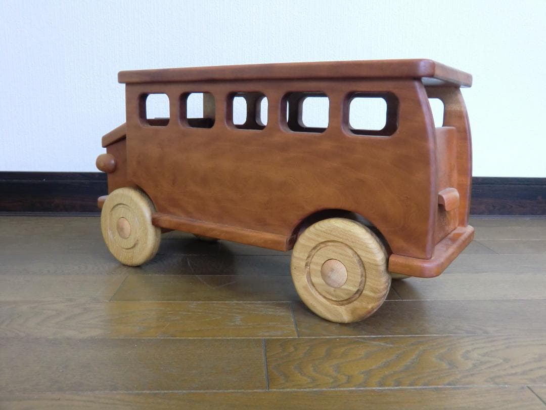 238新品・未使用　木のおもちゃ　手作り木製自動車 バス　木製玩具　乗用玩具