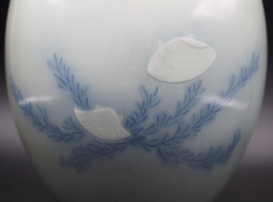 清風与平造 水彩磁 貝彫 水草文 花入 水指