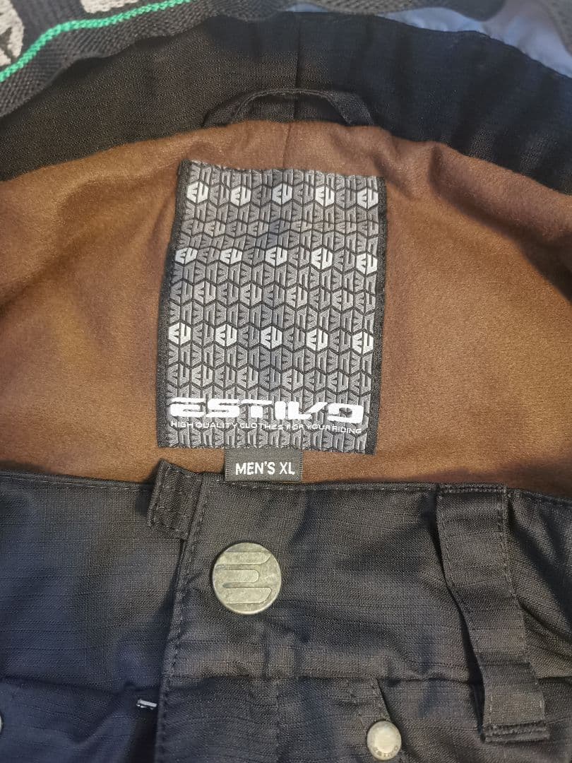 上：OP スノーボードウェア L 下：ESTIVO スノーボードウェアXL