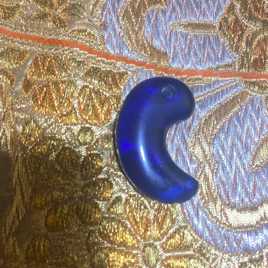 【五條出土・紫瑠璃勾玉】──実に深みのある古代紫のガラス 江戸切子 ぐい呑み | 漣 | 金紫 | 山田硝子