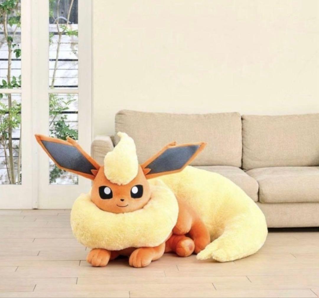 等身大 ブースター 寝そべり ぬいぐるみ ポケモンセンター受注品 抽選販売】ぬいぐるみ 等身大ブースター 寝そべり ｜【公式】ポケモン