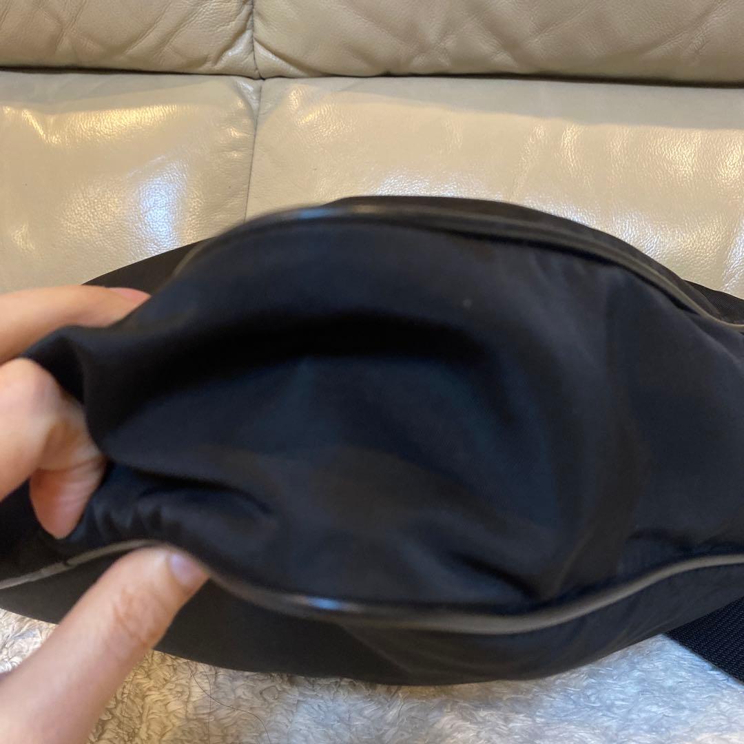 プラダ 三角ロゴ 金具 レザー ナイロン ショルダーバッグ ブラック.白