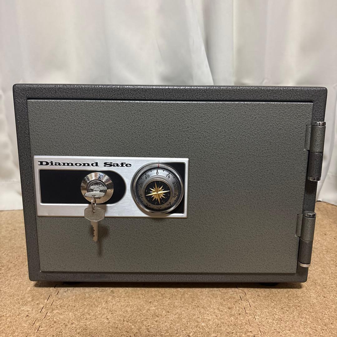 Diamond Safe ダイヤセーフ ダイヤル式 耐火金庫 トレー付 ダイヤセーフ Diamond Safe 耐火金庫＜2キー・シリンダー錠＞ DW50-7