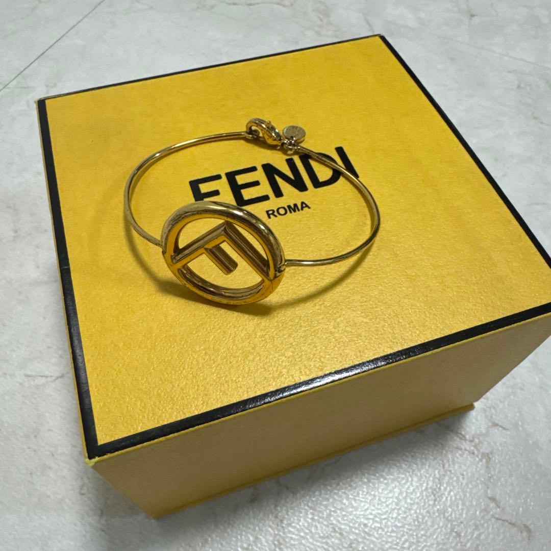 FENDI ゴールド ブレスレット バングル ロゴ入り 箱付き エフ - メルカリ