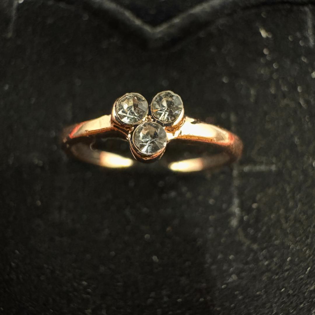 246 遺品整理 生前整理 昭和レトロ風 3石ダイヤ風装飾リング - メルカリ