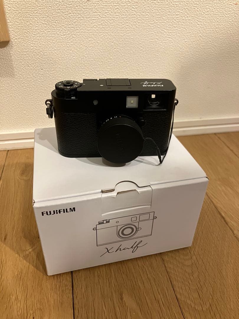 フィルムカメラ FUJIFILM X-harf The Fujifilm X half Is a Compact Digital Camera Inspired by Half