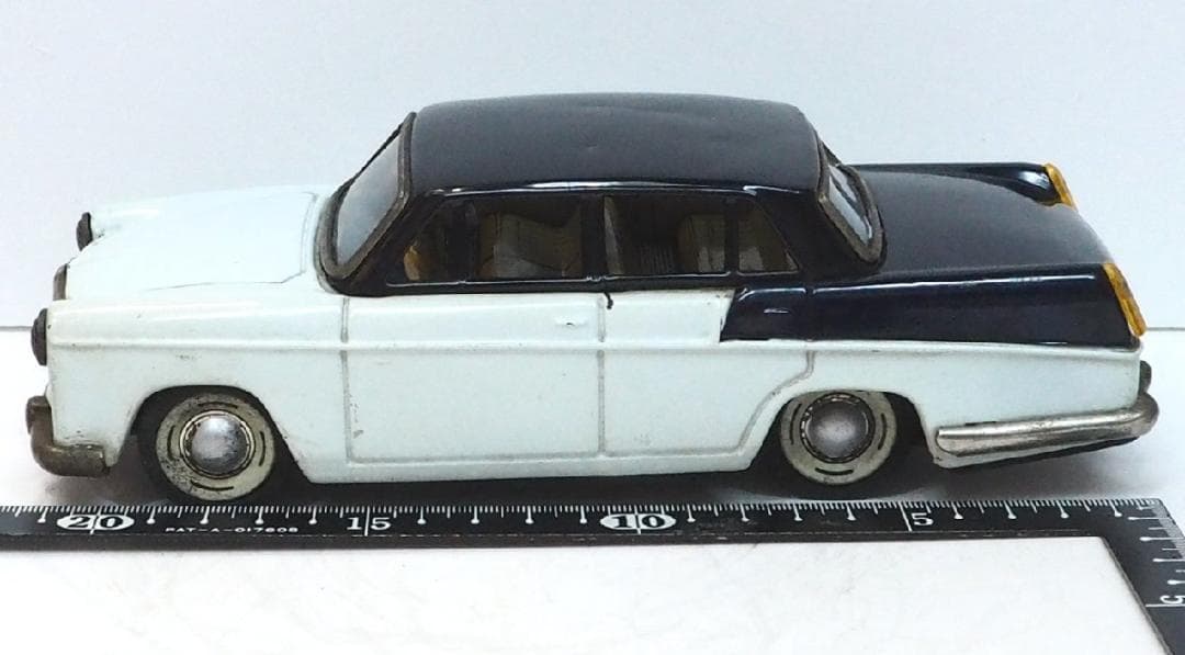 萬代屋【MGマグネット マークⅢセダン水色/紺】ブリキtin toy car箱無