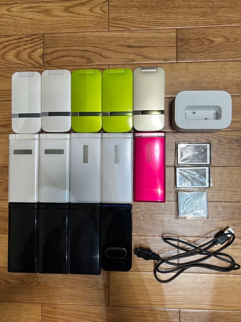 ジャンク品ガラケー14点他まとめ売り ジャンク品】ガラケー 4台セット まとめ売り（部品取り・コレクション