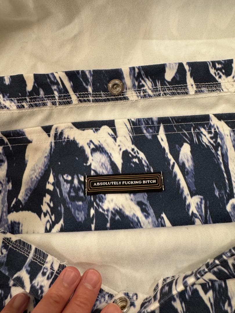 ABSOLUTELY FUCKING BITCHのメッセンジャーバッグ