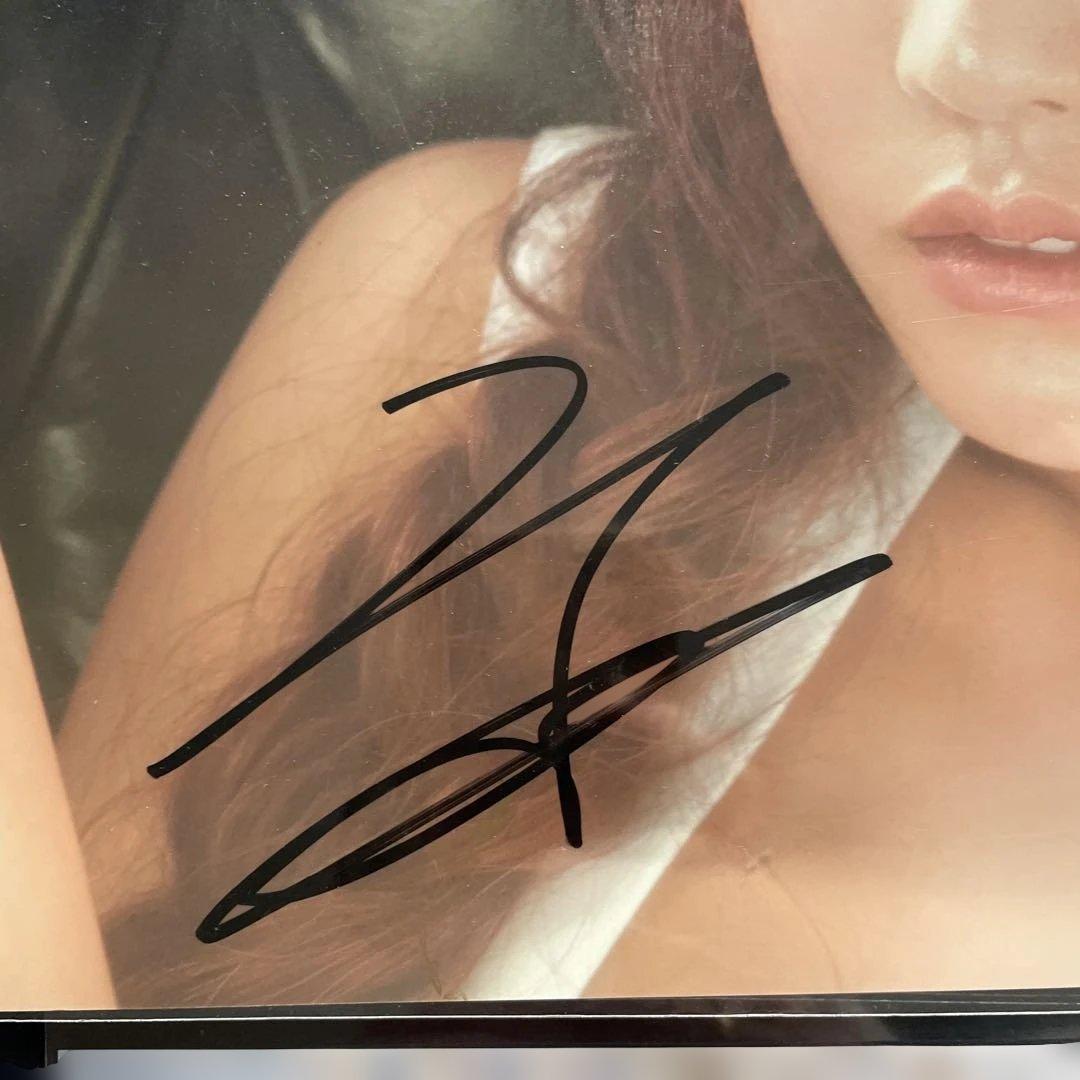 KARA 　ク　ハラ　直筆サイン入り（証明書つき）　ポートレート