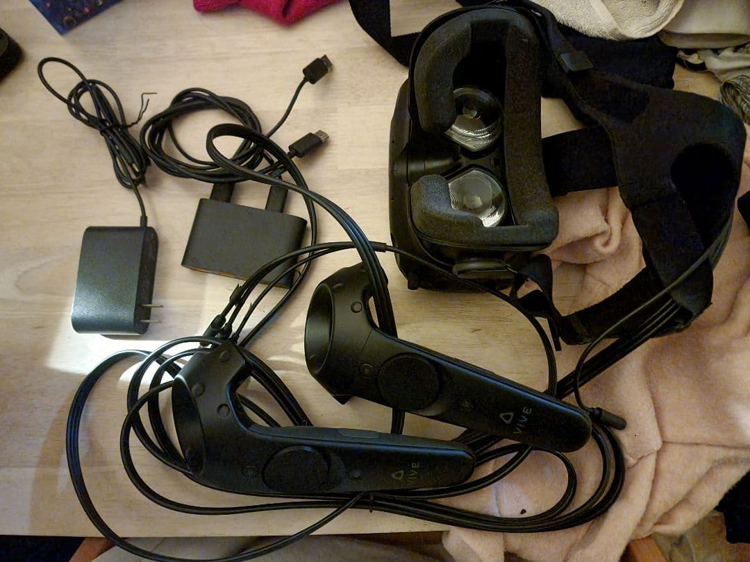 HTC Vive VRヘッドセットとケーブル ジャンク - メルカリ