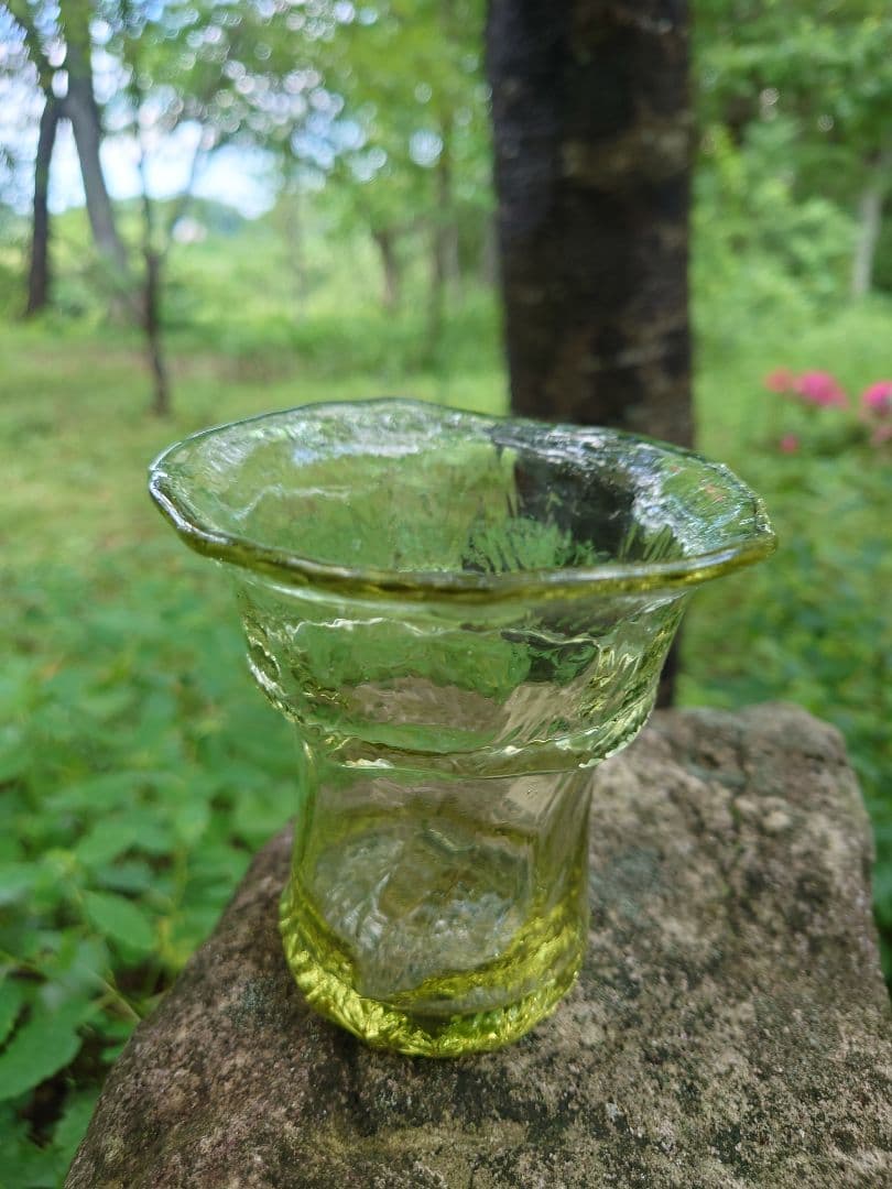 野田収 個展作品 手びねりのグラス(B）新島硝子 コーガ石 自然の緑色