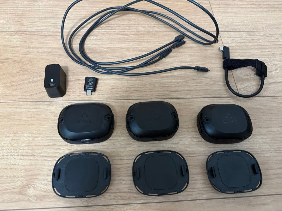 VIVE Tracker Ultimate 3個セット Amazon.com: HTC Vive Ultimate Tracker 3 Pack + Dongle - VR Full
