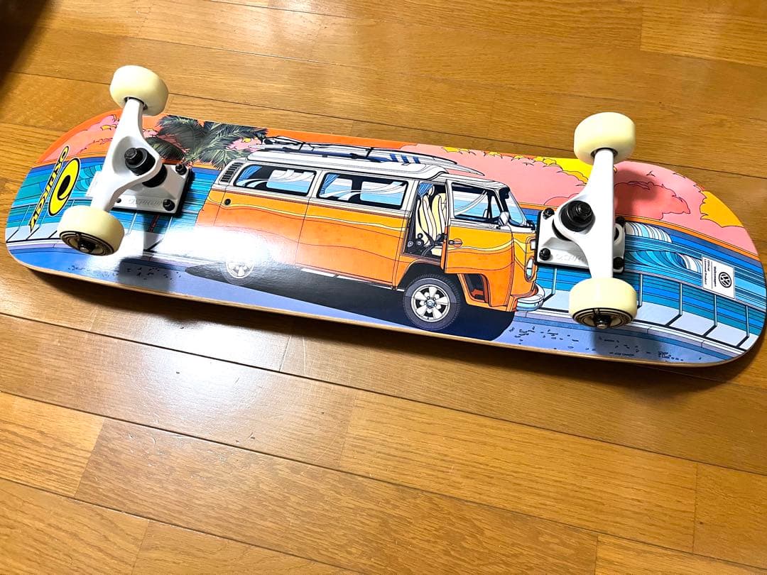 Volkswagen フォルクスワーゲンスケートボード オレンジバス　未使用品 ミニカー 1/18 VW ワーゲンバス ピックアップ オレンジ色 サーフボード