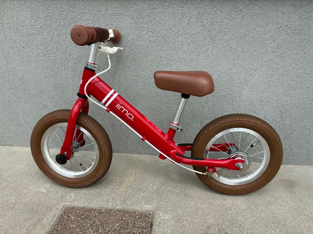 iimoレッド バランスバイク 12インチ iimo（イーモ）｜キックバイク｜出産祝い・ベビー用品通販のクーナセレクト
